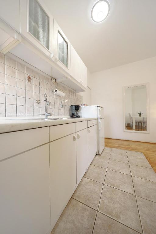 Apartments and a Room Ina - 5