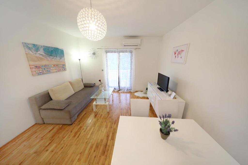 Apartments and a Room Ina - 2