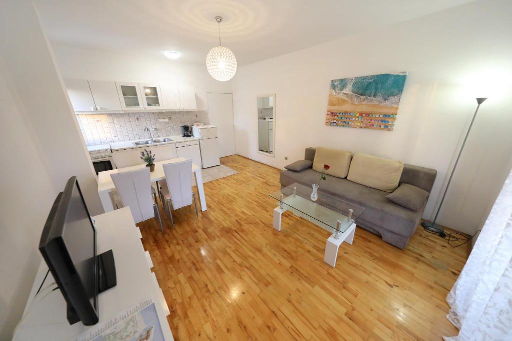 Apartments and a Room Ina - 1