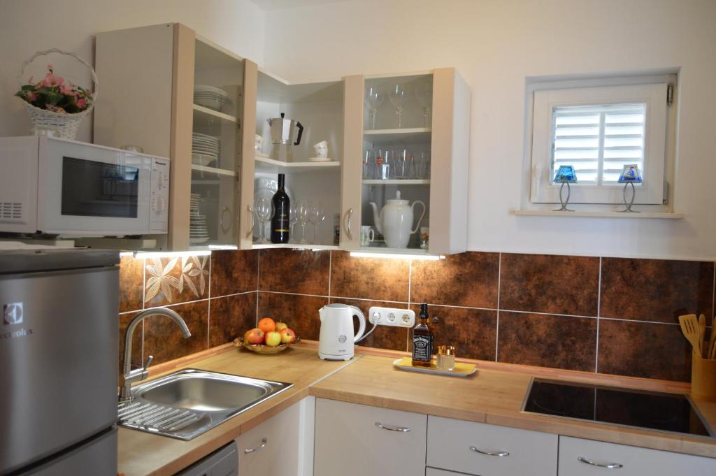 Kuchyňa alebo kuchynka v ubytovaní Apartmani Misic