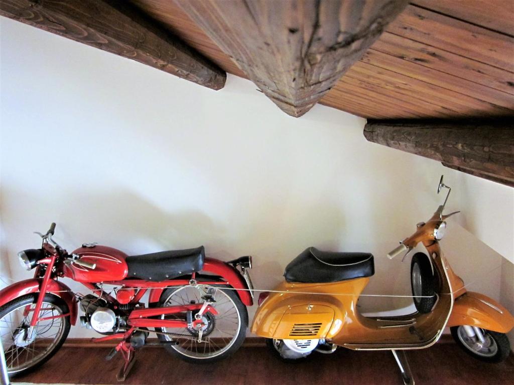 duas motas estacionadas uma ao lado da outra num quarto em icalderai em Palermo