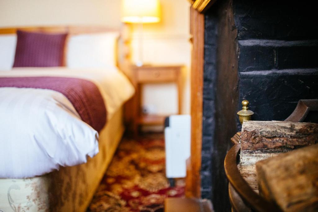 Postel nebo postele na pokoji v ubytování Pymgate Lodge Hotel Manchester Airport
