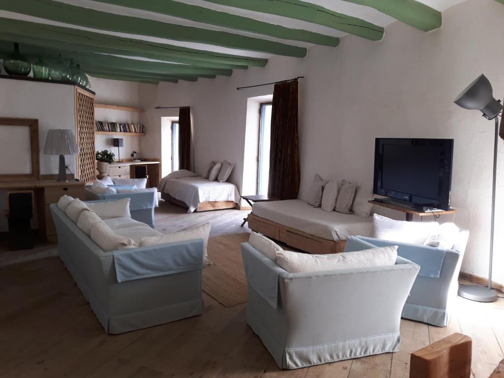 Televízia a/alebo spoločenská miestnosť v ubytovaní Apartamento Poal-Cadaques