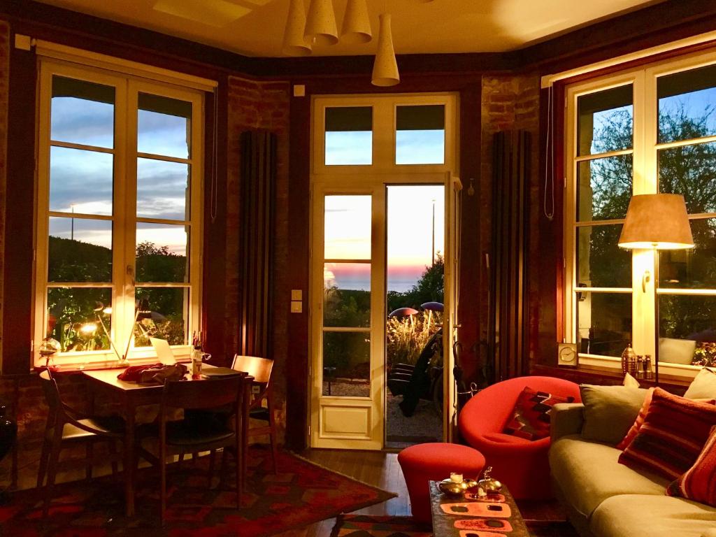 濱海圖維列的住宿－Le Manoir Normand，带沙发、桌子和窗户的客厅