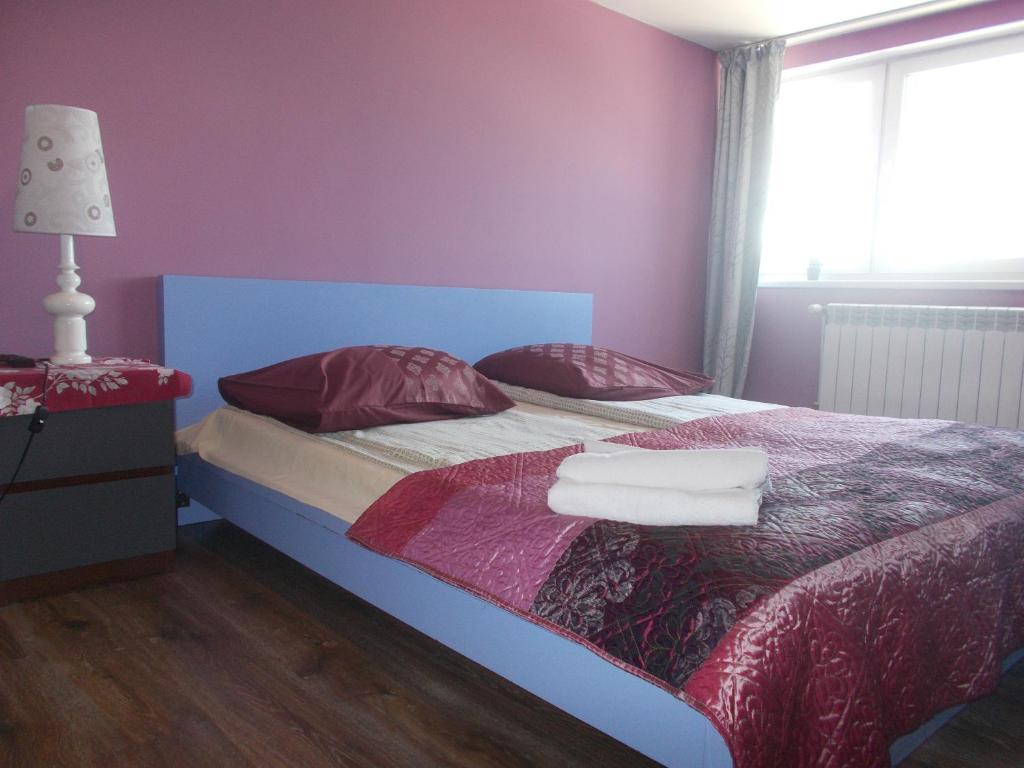 1 dormitorio con 1 cama con 2 toallas en Bolimowianka, en Bolimów