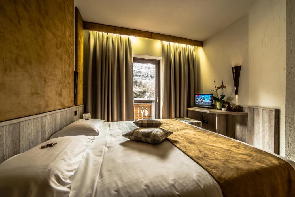 Postel nebo postele na pokoji v ubytování Hotel Comtes De Challant Albergo Etico Valle d'Aosta