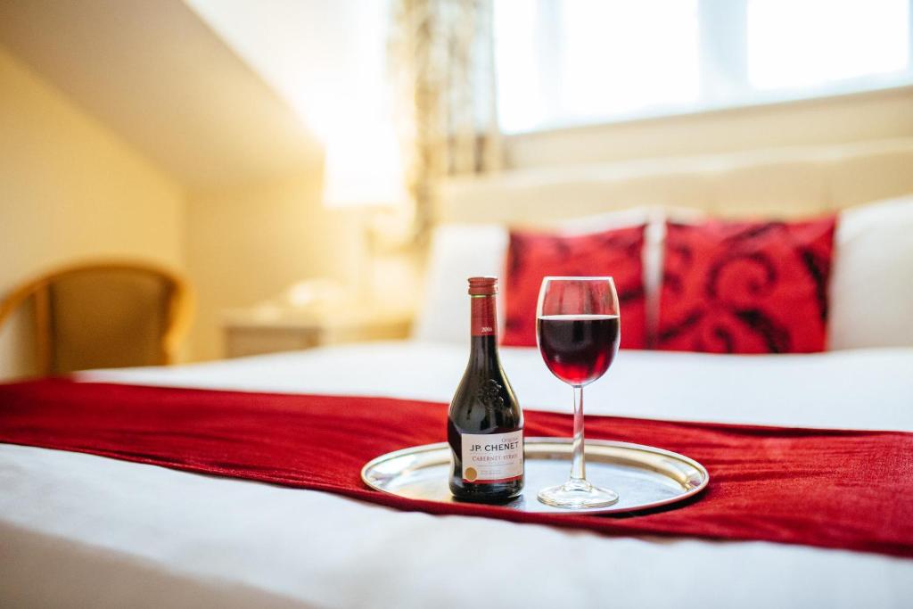 Postel nebo postele na pokoji v ubytování Pymgate Lodge Hotel Manchester Airport