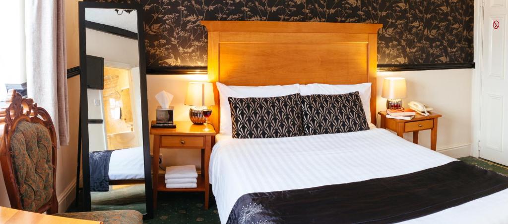 Postel nebo postele na pokoji v ubytování Pymgate Lodge Hotel Manchester Airport