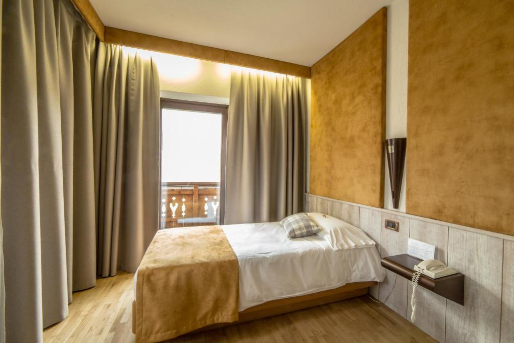 Postel nebo postele na pokoji v ubytování Hotel Comtes De Challant Albergo Etico Valle d'Aosta