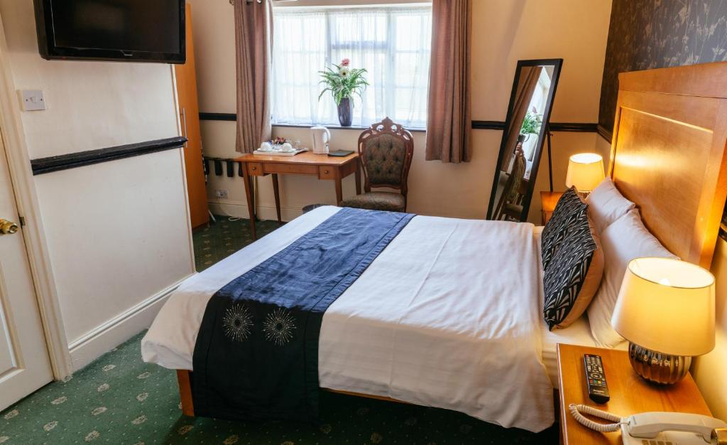 Postel nebo postele na pokoji v ubytování Pymgate Lodge Hotel Manchester Airport