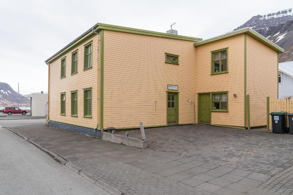 Nespecifikovaný výhled na hory nebo výhled na hory při pohledu z hostelu