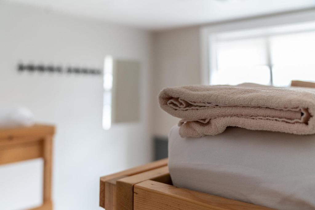 Postel nebo postele na pokoji v ubytování Isafjordur Hostel