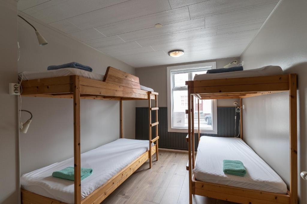 Postel nebo postele na pokoji v ubytování Isafjordur Hostel