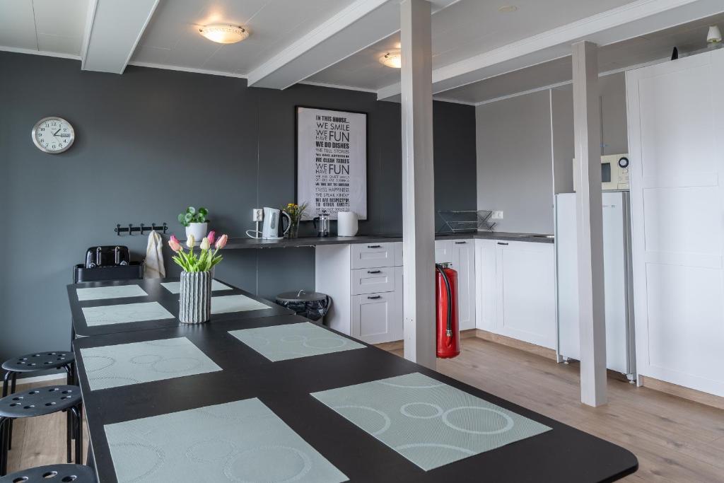 Kuchyň nebo kuchyňský kout v ubytování Isafjordur Hostel