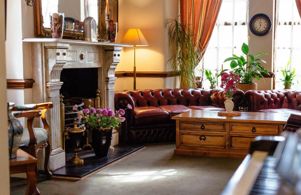 Posezení v ubytování Pymgate Lodge Hotel Manchester Airport