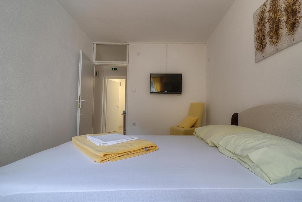 Postel nebo postele na pokoji v ubytování Apartments & Rooms Josephine