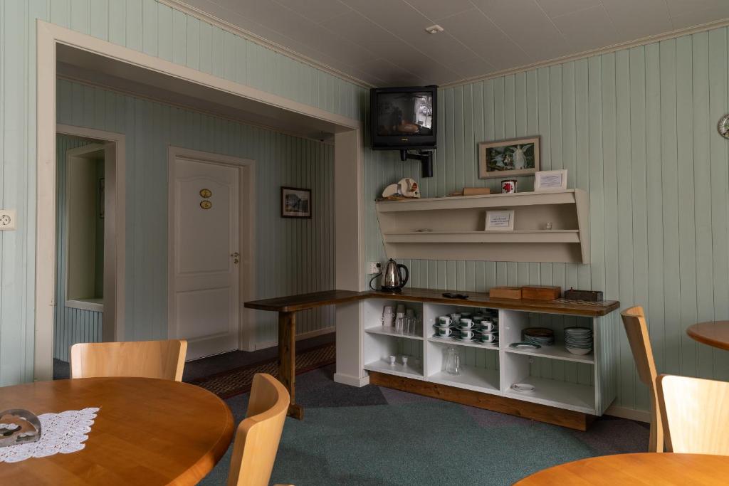 una stanza con due tavoli e un tavolo con sedie di Guesthouse Gamla a Ísafjörður