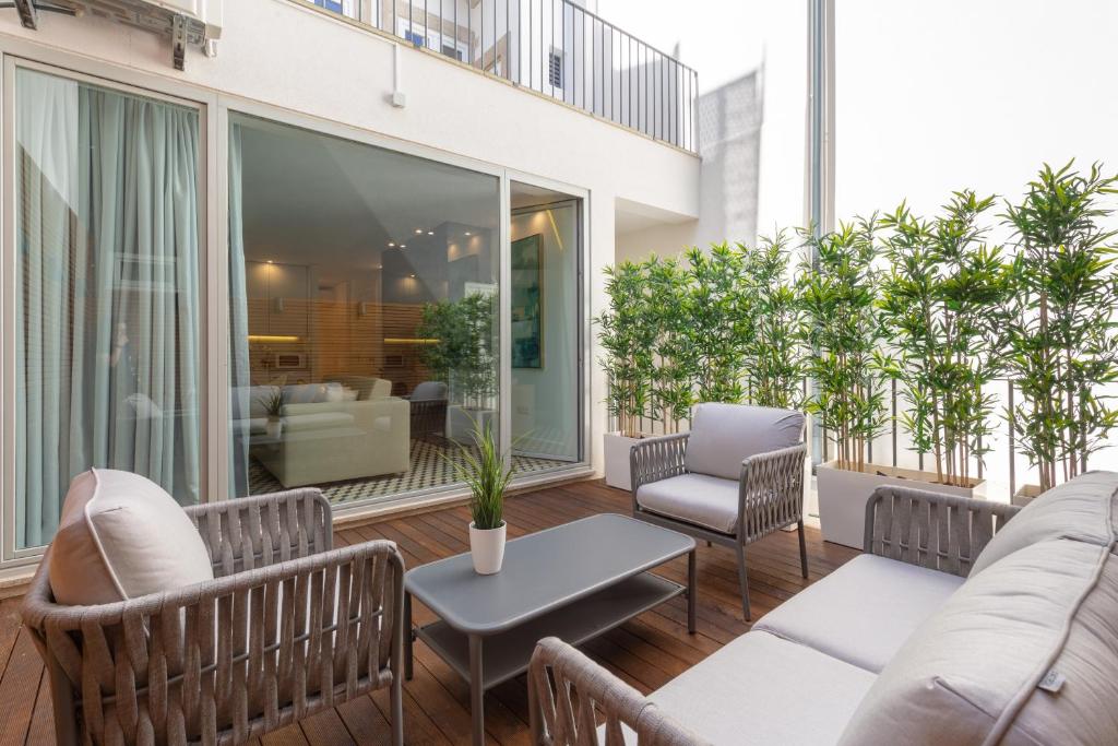 een patio met stoelen, een bank en een tafel bij Porto Blue Terrace in Porto