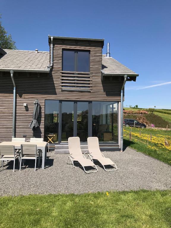 a group of chairs and a table in front of a house at Ferienhaus am Nationalpark in Morsbach