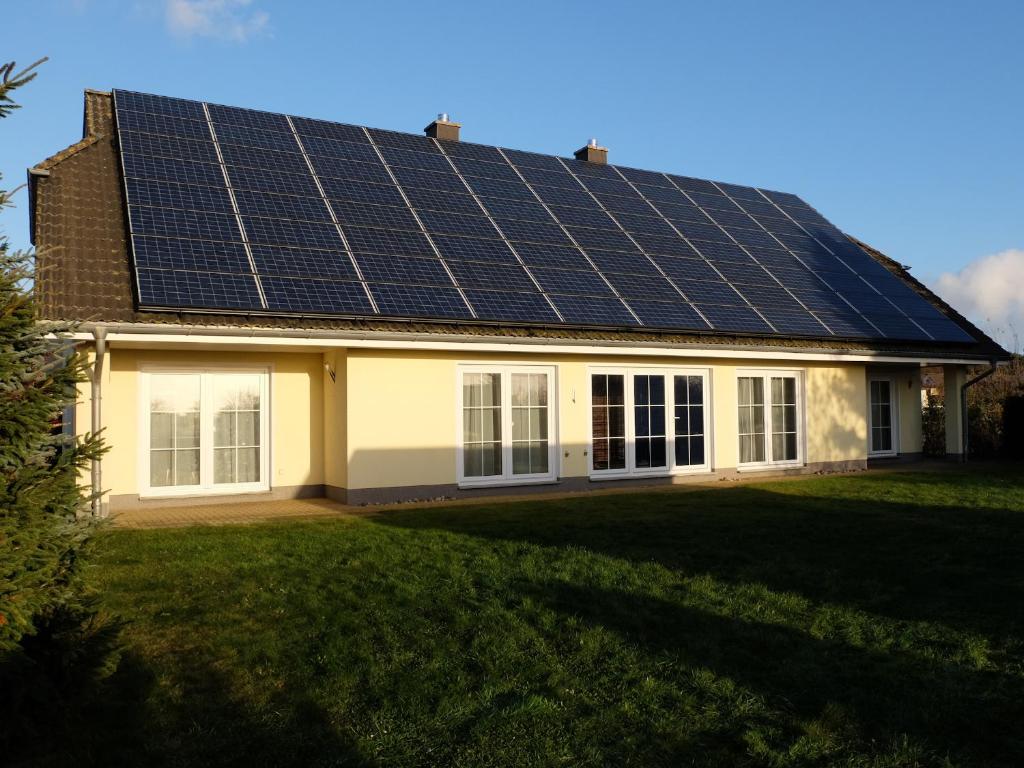オストゼーバート・カールスハーゲンにあるAlte Schmiedeの屋根に太陽光パネルを敷いた家