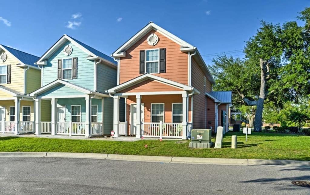 ein Haus in einer Straße in einem Wohnviertel in der Unterkunft Gulf Stream Cottages 300 in Myrtle Beach