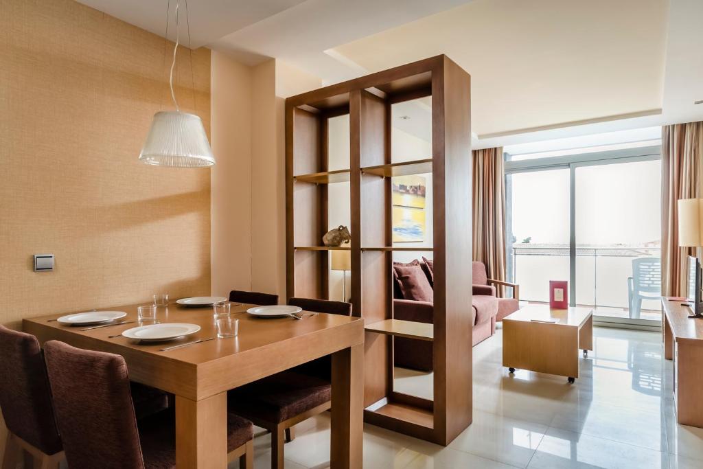 Posedenie v ubytovaní Exe Cunit Suites & Spa