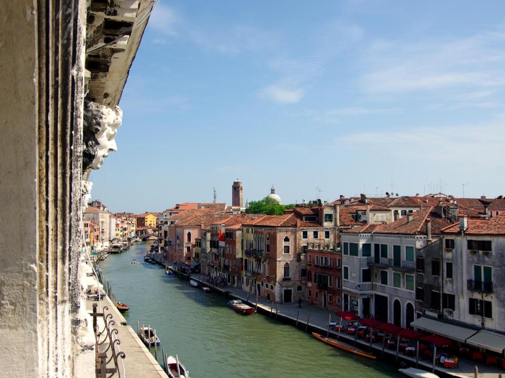 uma vista para um rio com edifícios e uma cidade em Rousseau's Apartment em Veneza