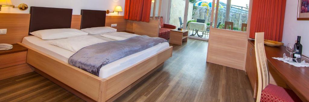 Postel nebo postele na pokoji v ubytování Das Mitterplarser Hotel