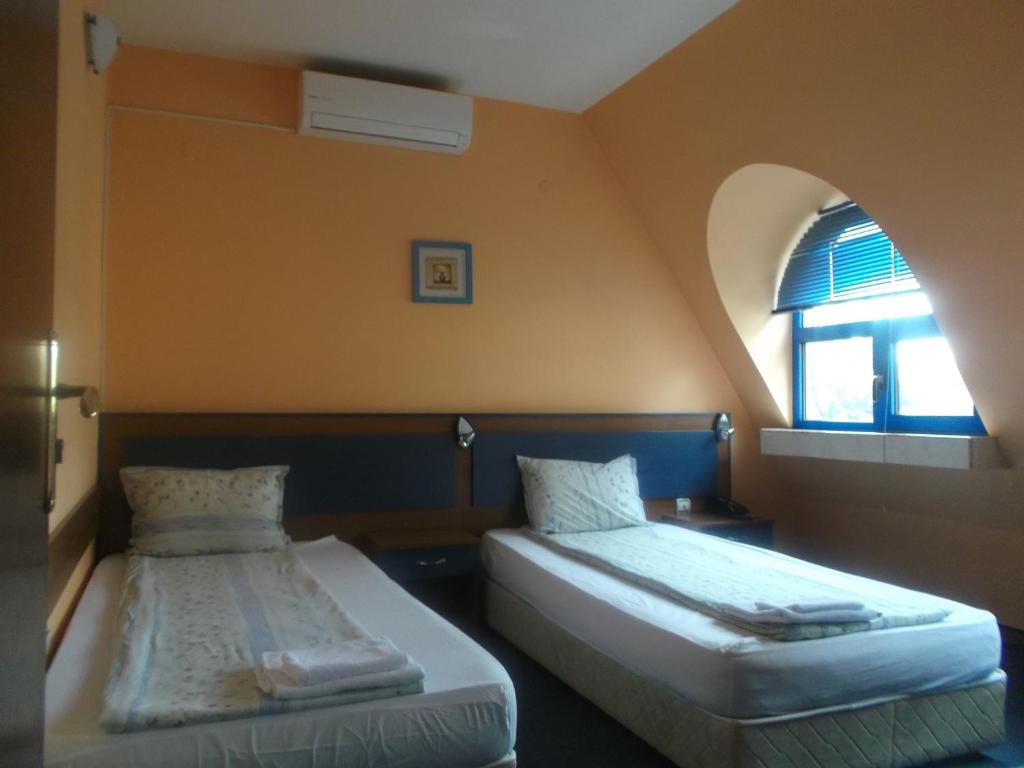 Postel nebo postele na pokoji v ubytování Fenix Family Hotel