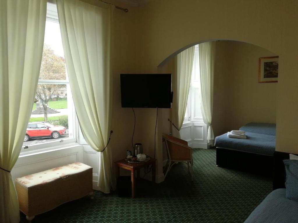 Victoria Hotel - Family Room With Bathroom