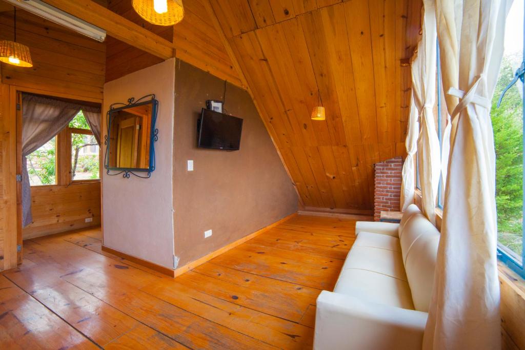 TV a/nebo společenská místnost v ubytování Cabañas Suites Sergia Torres