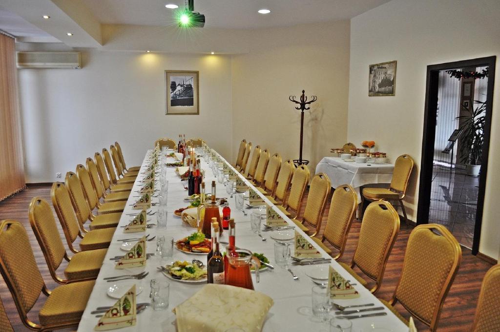 Ein Restaurant oder anderes Speiselokal in der Unterkunft Hotel Renesans 