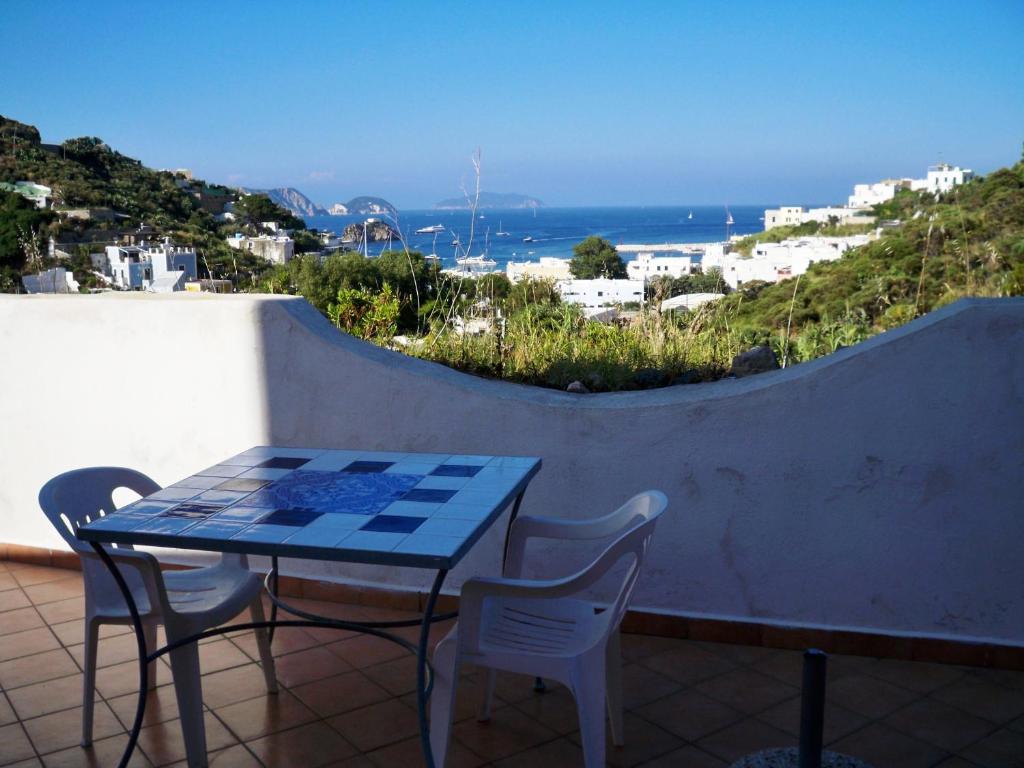 un tavolo e sedie su un balcone con vista sull'oceano di L'Isolana Case Vacanza Luna 2 a Ponza