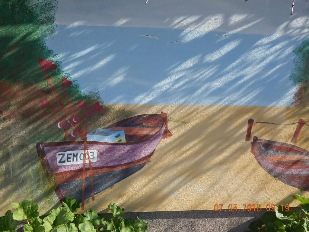 ツェンピンにあるHaus Roselの海岸二隻の絵画