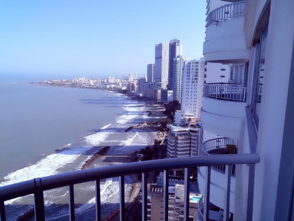 desde el balcón de un edificio con vistas a la playa en Apartamentos en Palmetto, en Cartagena de Indias