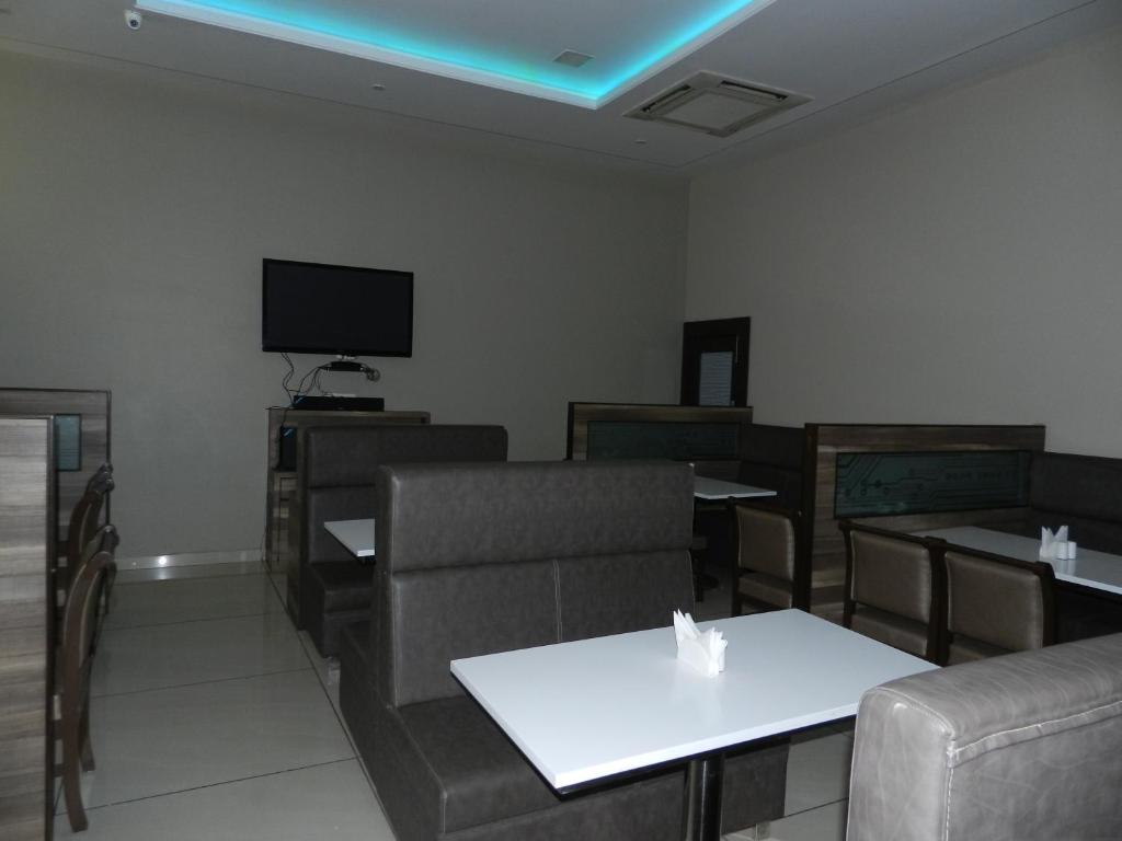 TV a/nebo společenská místnost v ubytování Hotel K Square