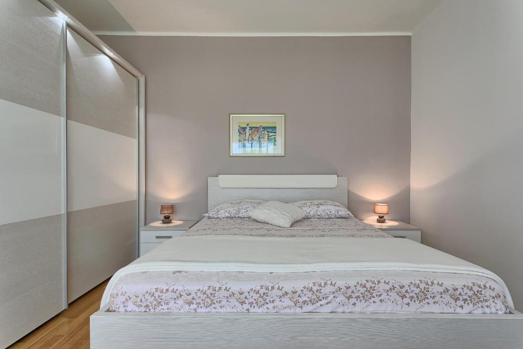 Postel nebo postele na pokoji v ubytování Apartments Vlasta