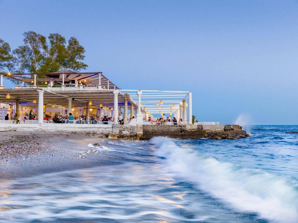 ein Gebäude am Strand neben dem Wasser in der Unterkunft Apartamento Los tres soles in Málaga