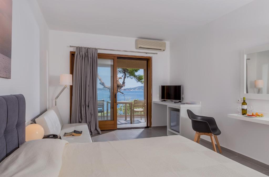 TV a/nebo společenská místnost v ubytování Cape Kanapitsa Hotel & Suites