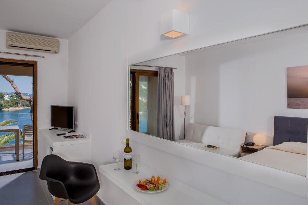 TV a/nebo společenská místnost v ubytování Cape Kanapitsa Hotel & Suites