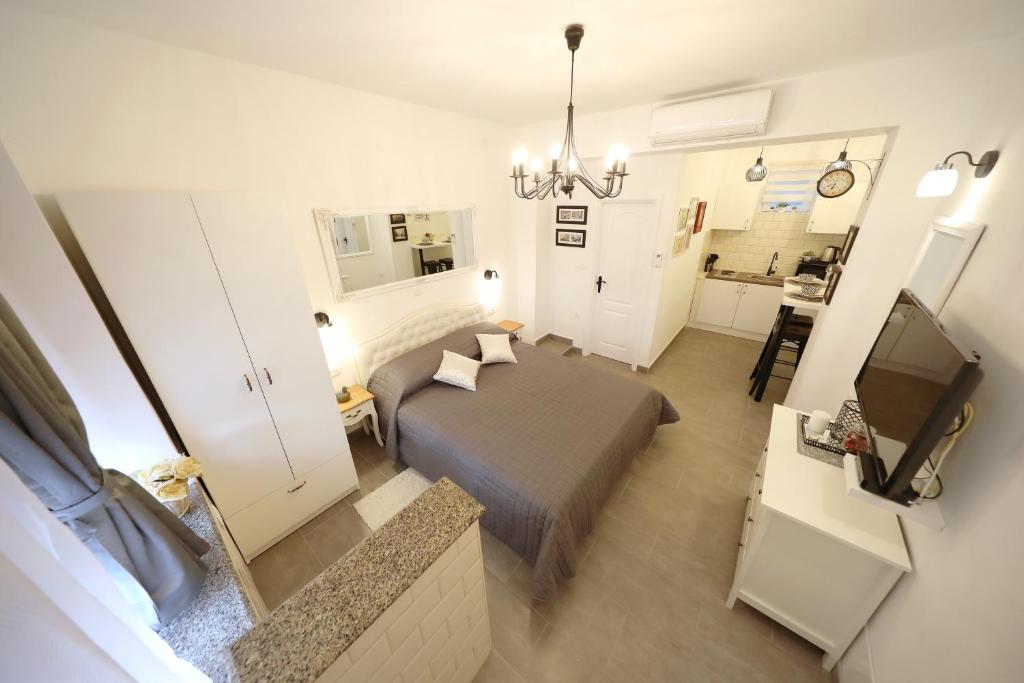 Habitación pequeña con cama y TV. en Studio apartman Sendy, en Zadar
