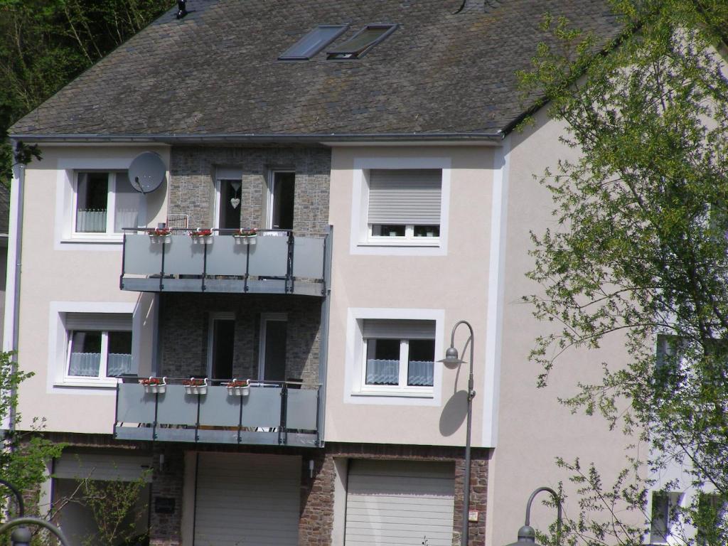 ein Haus mit einem Balkon und einem Dach in der Unterkunft Haus Sonnentag in Bad Bertrich