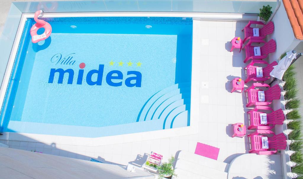 un panneau indiquant ailla maldica devant une piscine dans l'établissement Villa Midea, à Supetar