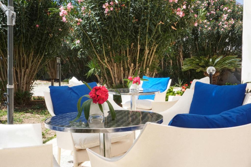 a table and chairs with flowers on top of it at Albergo Ristorante Saverino in Valderice