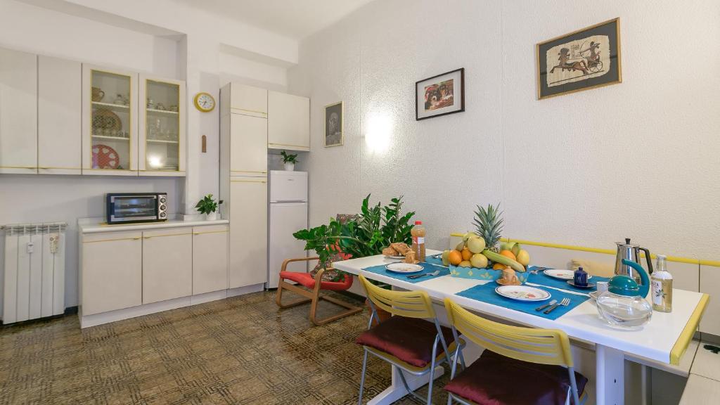een keuken met een tafel met fruit erop bij Titty House - Crocetta in Milaan