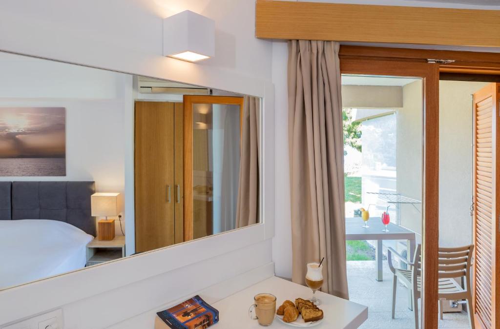 Postel nebo postele na pokoji v ubytování Cape Kanapitsa Hotel & Suites