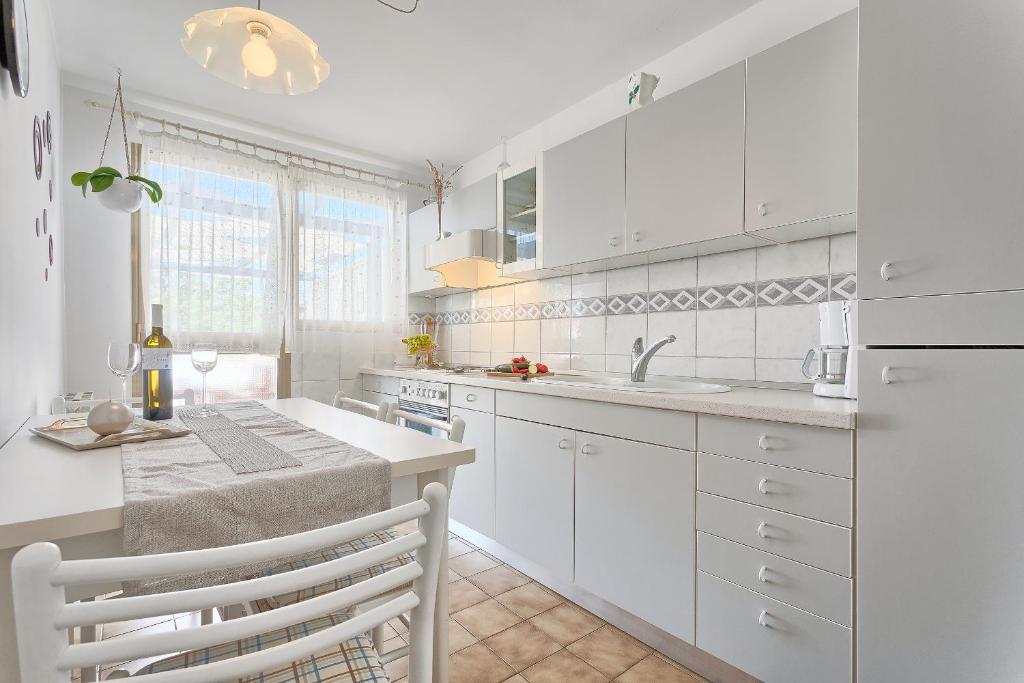 Kuchyň nebo kuchyňský kout v ubytování Apartments Vlasta