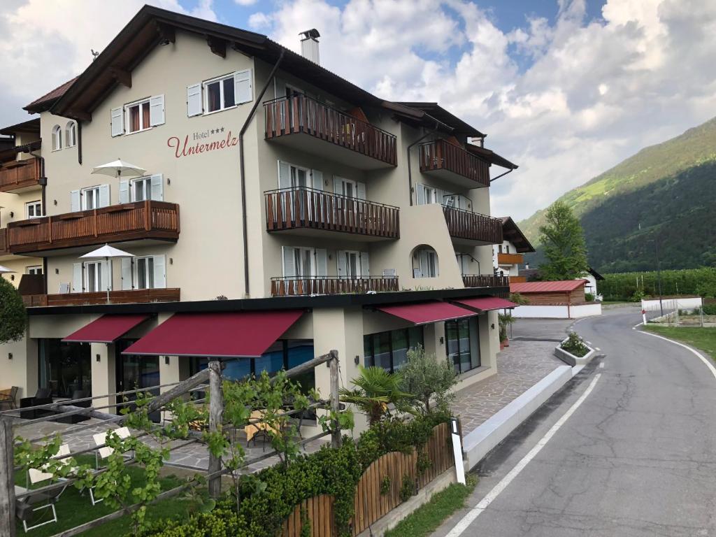 Nespecifikovaný výhled na hory nebo výhled na hory při pohledu z hotelu