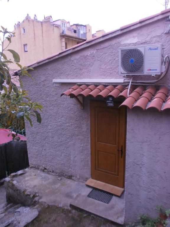アジャクシオにあるMeublé de Tourisme 2 étoiles 40 Cours Napoléonの屋根に扇風機と扉のある家