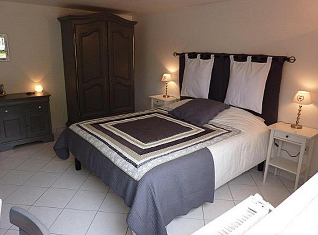 1 dormitorio con 1 cama grande y 2 mesitas de noche en Chambre d'hôtes de Florence, en Woippy